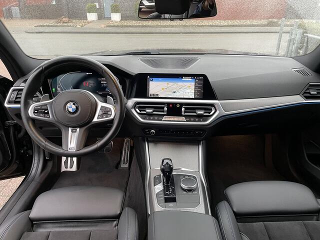 BMW 3-SERIE Touring 330e M-Sport 292 pk Trekhaak Life Cockpit Adaptieve Cruise Camera Alcantara Parkeersensoren Stoelverwarming Stuurverwarming Sfeerverlichting Apple Carplay Android Auto DAB Plug In Hybride