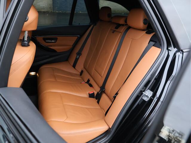 BMW 3-SERIE Touring 318i M Sport Automaat | Navi | LED | Shadow Line | Cognac Leder | Org. NL |