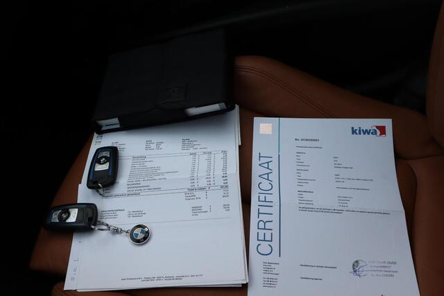 BMW 3-SERIE 318i Edition M Sport Shadow Executive Schuif- kanteldak, Navigatie, Lederen interieur, Cruise control,