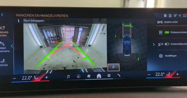 BMW 3-SERIE Touring 330e M-Sport 292 pk Facelift LCI 2 Trekhaak Leder Life Cockpit Plus Widescreen Sfeerverlichting Vlak Stuur Carplay Led Stoelverwarming NL Auto BTW 1e Eigenaar Fabrieksgarantie 25/11/2027 ! 19,5 kWh Accu !