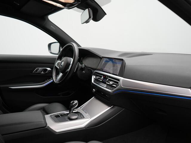 BMW 3-SERIE Touring 330i Sportline 259pk Dealer O.H. | Trekhaak Af Fabriek | Lederen Sportstoelen Verwarmd | Apple Carplay | Sfeerverlichting | Cruise Control | Navigatie | Virtual | 18"L.M |