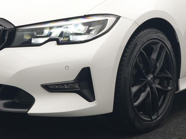 BMW 3-SERIE Touring 330i Sportline 259pk Dealer O.H. | Trekhaak Af Fabriek | Lederen Sportstoelen Verwarmd | Apple Carplay | Sfeerverlichting | Cruise Control | Navigatie | Virtual | 18"L.M |