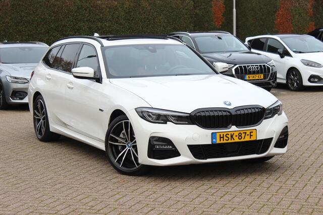 BMW 3-SERIE Touring 330e High Exe. M Sport / Panoramadak / Camera / Luxe Leder / Head-up / Keyless / 19'' / CarPlay / Stoelverwarming / DAB / Dodehoek / ACC