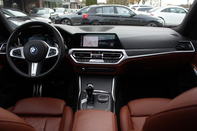 BMW 3-SERIE Touring 330e High Exe. M Sport / Panoramadak / Camera / Luxe Leder / Head-up / Keyless / 19'' / CarPlay / Stoelverwarming / DAB / Dodehoek / ACC