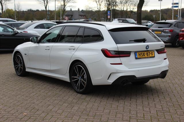 BMW 3-SERIE Touring 330e High Exe. M Sport / Panoramadak / Camera / Luxe Leder / Head-up / Keyless / 19'' / CarPlay / Stoelverwarming / DAB / Dodehoek / ACC