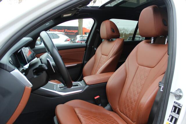 BMW 3-SERIE Touring 330e High Exe. M Sport / Panoramadak / Camera / Luxe Leder / Head-up / Keyless / 19'' / CarPlay / Stoelverwarming / DAB / Dodehoek / ACC