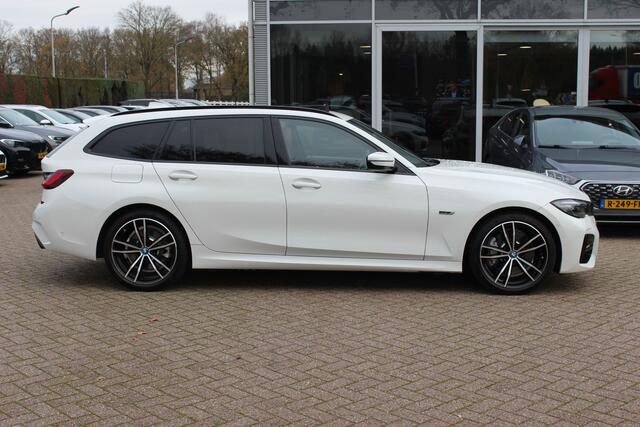 BMW 3-SERIE Touring 330e High Exe. M Sport / Panoramadak / Camera / Luxe Leder / Head-up / Keyless / 19'' / CarPlay / Stoelverwarming / DAB / Dodehoek / ACC