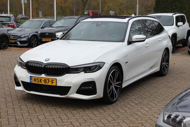 BMW 3-SERIE Touring 330e High Exe. M Sport / Panoramadak / Camera / Luxe Leder / Head-up / Keyless / 19'' / CarPlay / Stoelverwarming / DAB / Dodehoek / ACC