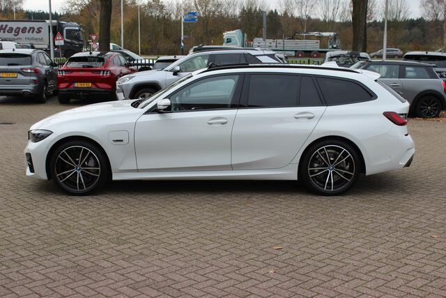 BMW 3-SERIE Touring 330e High Exe. M Sport / Panoramadak / Camera / Luxe Leder / Head-up / Keyless / 19'' / CarPlay / Stoelverwarming / DAB / Dodehoek / ACC