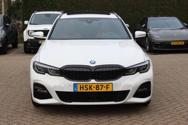 BMW 3-SERIE Touring 330e High Exe. M Sport / Panoramadak / Camera / Luxe Leder / Head-up / Keyless / 19'' / CarPlay / Stoelverwarming / DAB / Dodehoek / ACC