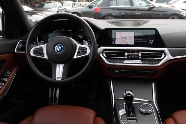 BMW 3-SERIE Touring 330e High Exe. M Sport / Panoramadak / Camera / Luxe Leder / Head-up / Keyless / 19'' / CarPlay / Stoelverwarming / DAB / Dodehoek / ACC