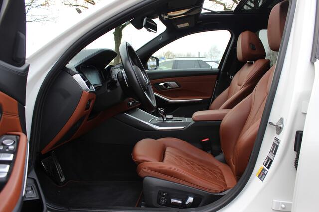 BMW 3-SERIE Touring 330e High Exe. M Sport / Panoramadak / Camera / Luxe Leder / Head-up / Keyless / 19'' / CarPlay / Stoelverwarming / DAB / Dodehoek / ACC
