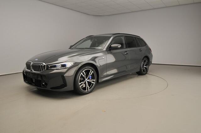 BMW 3-SERIE Touring 330e | M-Sportpakket | LED | HUD | Schuifdak | Active Cruise | Trekhaak | DAB | Hifi speakers | Alu 18 inch