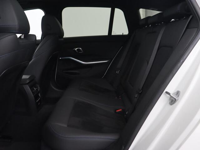 BMW 3-SERIE 320e M Sport | Panoramadak | Trekhaak | Stoelverwarming | Carplay | Sportstoelen | Leder/Alcantara | Navigatie | Widescreen Display | Sfeerverlichting | Parkeerhulp | PHEV | Plug In