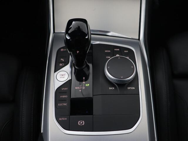BMW 3-SERIE 320e M Sport | Leder | Trekhaak | Stoelverwarming | Carplay | Sportstoelen | Laserlicht | Live Cockpit | DAB | Parkeerhulp | Navigatie | Climate control | Bluetooth | Cruise control