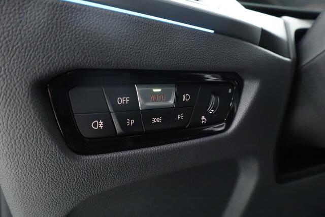 BMW 3-SERIE 320e M-sport | Shadow Line | Curved display | Cruise | Nav + CarPlay | Harman Kardon | LED | Stoel- stuurverw | PDC