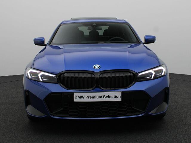 BMW 3-SERIE Sedan 330e M Sportpakket Pro | Comfort Pack | Comfort Access | Achteruitrijcamera | Schuifdak | Adaptieve LED | Harman Kardon | 19''
