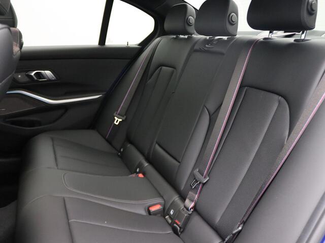 BMW 3-SERIE Sedan 330e M Sportpakket Pro | Comfort Pack | Comfort Access | Achteruitrijcamera | Schuifdak | Adaptieve LED | Harman Kardon | 19''