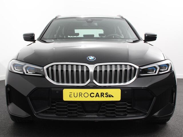 BMW 3-SERIE Touring 330e Touring M Sport PHEV | DEMO ! | Navigatie Climate Control Lichtmetalen velgen LED Virtual Cockpit Parkeersensoren Voor en Achter Achteruitrijcamera Apple carplay/ Andriod auto Stoelverwarming Stuur verwarming Elektrische achterklep Prijs Incl