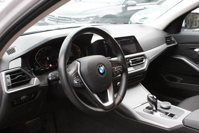 BMW 3-SERIE 318d Executive Edition | NL-AUTO+N.A.P! | CARPLAY | PDC-V/A | CLIMA | DAB-RADIO | NAVI | LED | CRUISE |