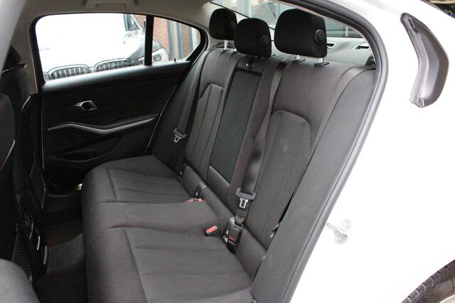 BMW 3-SERIE 318d Executive Edition | NL-AUTO+N.A.P! | CARPLAY | PDC-V/A | CLIMA | DAB-RADIO | NAVI | LED | CRUISE |