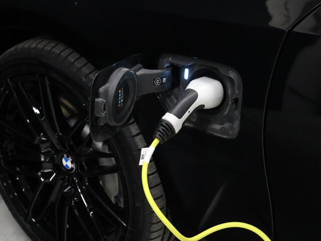 BMW 3-SERIE Touring 330e eDrive Edition M-Sport [TREKHAAK INKLAPBAAR, APPLE CARPLAY, ANDROID, PDC V+A, SPORTSTOELEN, STOELVERWARMING, CRUISE, CLIMATE, NIEUWSTAAT]