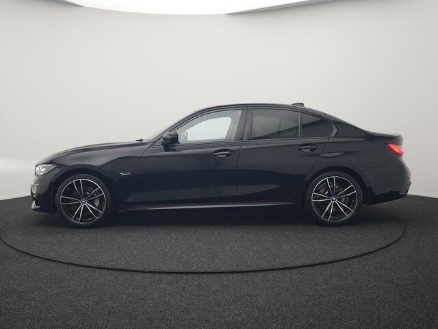 BMW 3-SERIE 330e M Sport Plug In Hybrid 293pk Dealer O.H. PHEV | Adaptief Onderstel | Sfeerverlichting | Alcantara Sportstoelen Verwarmd | Virtual | Apple Carplay | Navigatie | DAB | 19"L.M |
