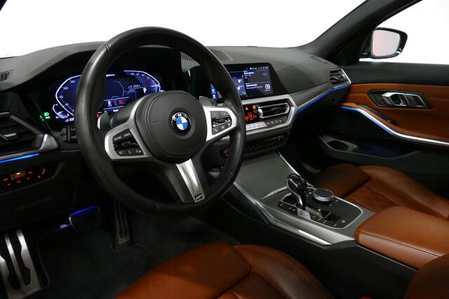 BMW 3-SERIE Touring 330e xDrive M Sport / M340i Diffuser / Black Diamond M Grill / M340i M Sport bumper pakket / Schuif-/kanteldak / Elektr. verstelbare voorstoelen (links met memory) / Stoelverwarming / Apple Carplay - Android Auto / Achteruitrijcamera / Trekhaak (z