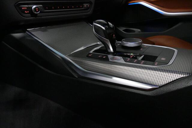 BMW 3-SERIE Touring 330e xDrive M Sport / M340i Diffuser / Black Diamond M Grill / M340i M Sport bumper pakket / Schuif-/kanteldak / Elektr. verstelbare voorstoelen (links met memory) / Stoelverwarming / Apple Carplay - Android Auto / Achteruitrijcamera / Trekhaak (z