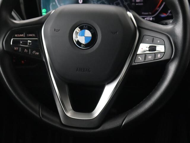 BMW 3-SERIE 318i High Executive | Sport Line | Leder | Stoelverwarming | Camera | Sportstoelen | Carplay | Sfeerverlichting | Live Cockpit | Navigatie | Full LED | Climate control | Park Assist | Cruise control