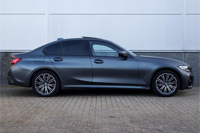 BMW 3-SERIE 330e High Ex M-Sport Frozen / Glazen dak / Adaptief onderstel / Electrische stoelen /