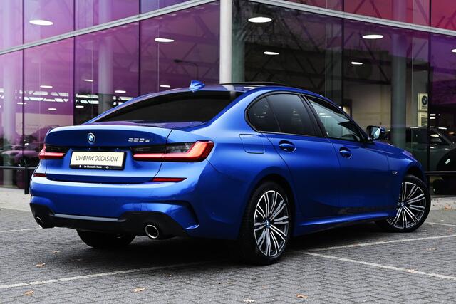 BMW 3-SERIE 330e High Executive M Sport Automaat / Schuif-kanteldak / Sportstoelen / Achteruitrijcamera / M Adaptief onderstel / Laserlight / Comfort Access / LED / Head-Up / Stoelverwarming