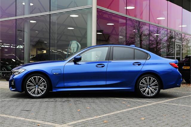 BMW 3-SERIE 330e High Executive M Sport Automaat / Schuif-kanteldak / Sportstoelen / Achteruitrijcamera / M Adaptief onderstel / Laserlight / Comfort Access / LED / Head-Up / Stoelverwarming
