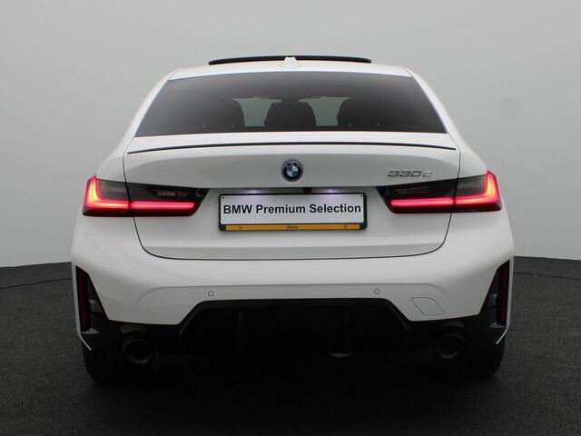 BMW 3-SERIE Sedan 330e M Sportpakket Pro | Stuurwielrand Verwarmd | Trekhaak | Geluidswerende Ramen | Schuifdak | Verwarmde Voorstoelen | Parking Assistant | Harman Kardon | 19'' | Ekris Selection