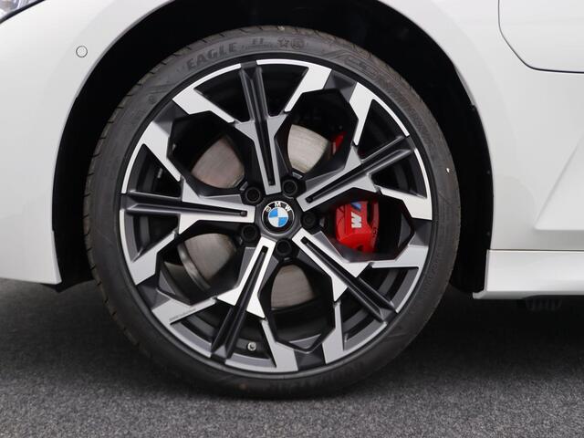 BMW 3-SERIE Sedan 330e M Sportpakket Pro | Stuurwielrand Verwarmd | Trekhaak | Geluidswerende Ramen | Schuifdak | Verwarmde Voorstoelen | Parking Assistant | Harman Kardon | 19'' | Ekris Selection