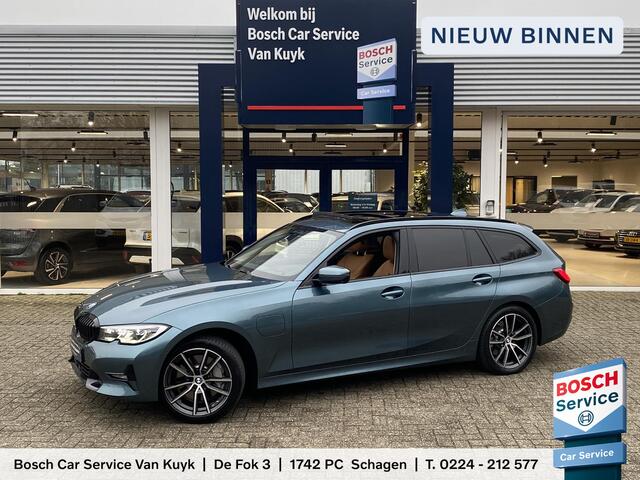 BMW 3-SERIE 330e xDrive High Executive / 292 Pk / Automaat / Vol-Leder / Open/panodak / Laser Koplampen / Digitaal Dashboard / Head-Up Display / Adaptieve Cruise-Control / Elektrische bestuurderstoel met geheugen / Stuur+Stoelverwarming / Rondom Camera's / Shadow Lin