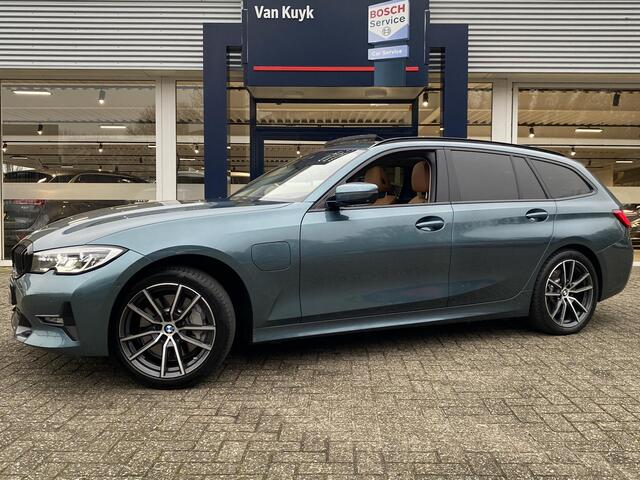 BMW 3-SERIE 330e xDrive High Executive / 292 Pk / Automaat / Vol-Leder / Open/panodak / Laser Koplampen / Digitaal Dashboard / Head-Up Display / Adaptieve Cruise-Control / Elektrische bestuurderstoel met geheugen / Stuur+Stoelverwarming / Rondom Camera's / Shadow Lin