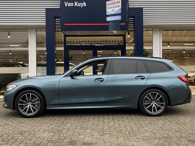BMW 3-SERIE 330e xDrive High Executive / 292 Pk / Automaat / Vol-Leder / Open/panodak / Laser Koplampen / Digitaal Dashboard / Head-Up Display / Adaptieve Cruise-Control / Elektrische bestuurderstoel met geheugen / Stuur+Stoelverwarming / Rondom Camera's / Shadow Lin