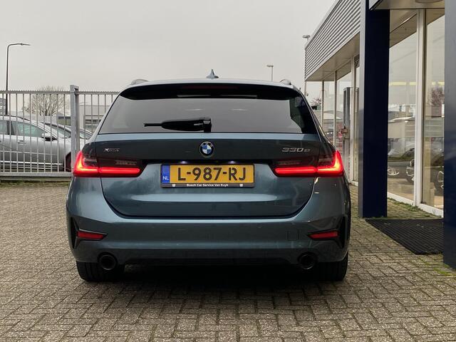 BMW 3-SERIE 330e xDrive High Executive / 292 Pk / Automaat / Vol-Leder / Open/panodak / Laser Koplampen / Digitaal Dashboard / Head-Up Display / Adaptieve Cruise-Control / Elektrische bestuurderstoel met geheugen / Stuur+Stoelverwarming / Rondom Camera's / Shadow Lin