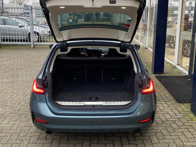 BMW 3-SERIE 330e xDrive High Executive / 292 Pk / Automaat / Vol-Leder / Open/panodak / Laser Koplampen / Digitaal Dashboard / Head-Up Display / Adaptieve Cruise-Control / Elektrische bestuurderstoel met geheugen / Stuur+Stoelverwarming / Rondom Camera's / Shadow Lin