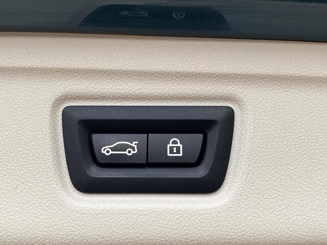 BMW 3-SERIE 330e xDrive High Executive / 292 Pk / Automaat / Vol-Leder / Open/panodak / Laser Koplampen / Digitaal Dashboard / Head-Up Display / Adaptieve Cruise-Control / Elektrische bestuurderstoel met geheugen / Stuur+Stoelverwarming / Rondom Camera's / Shadow Lin