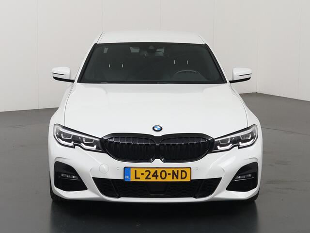 BMW 3-SERIE 320i High Executive Edition | M-Sport | Sportstoelen | Digitaal Dashboard | HUD | Apple CarPlay/Android Auto | Navigatie | Camera | DAB | Stoelverwarming | Adaptieve Cruise Control | Interieur Verlichting | LED |
