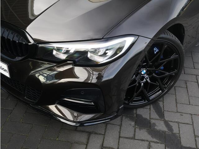 BMW 3-SERIE 320i Executive Edition M-Peformance/ 20"LMV/ M-Sportpakket/ HiFi/ Cruise Control/ Sportstoelen/ schuif-/kanteldak/ Achteruitrijcamera/ Sportstoelen/ Head-Up