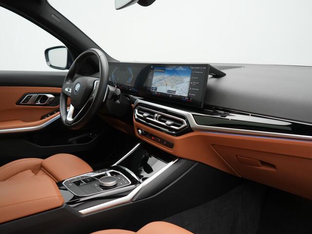 BMW 3-SERIE Touring 320e Plug In Hybrid 204pk Dealer O.H. PHEV | Panodak | Widescreen Navi | Camera | Lederen Sportstoelen Verwarmd | Sfeerverlichting | Apple Carplay | Navigatie | Virtual | DAB | Tansanitblau II Metallic |