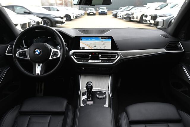 BMW 3-SERIE 320e High Executive M Sport Automaat / Schuif-kanteldak / Sportstoelen / Achteruitrijcamera / Stuurverwarming / LED / Head-Up / Harman Kardon / Stoelverwarming