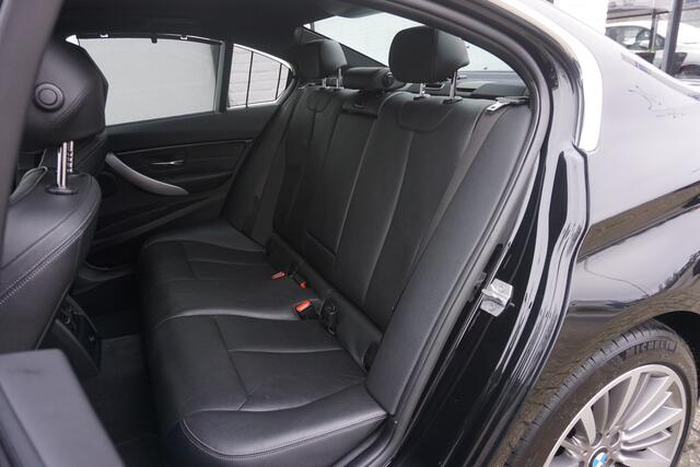 BMW 3-SERIE 320i High Exec Automaat | Carplay | Trekhaak | Luxery line