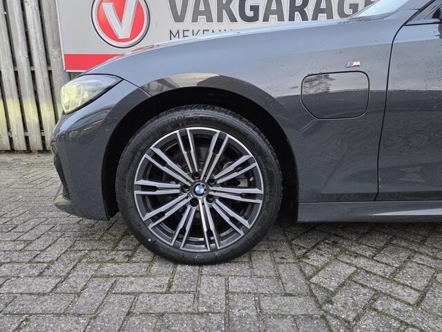 BMW 3-SERIE 320e High Executive 18"/Leder/Laser LED/Stuur + stoelverwarming/Dodehoek/Elektrische klep/Trekhaak/Hed-up/Keyless