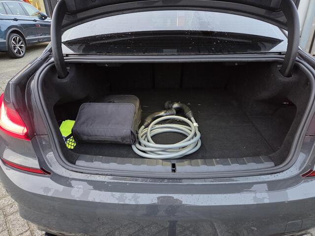 BMW 3-SERIE 320e High Executive 18"/Leder/Laser LED/Stuur + stoelverwarming/Dodehoek/Elektrische klep/Trekhaak/Hed-up/Keyless