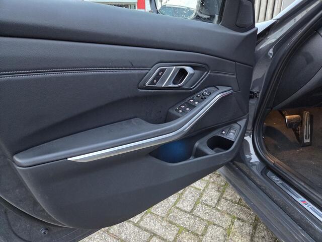 BMW 3-SERIE 320e High Executive 18"/Leder/Laser LED/Stuur + stoelverwarming/Dodehoek/Elektrische klep/Trekhaak/Hed-up/Keyless