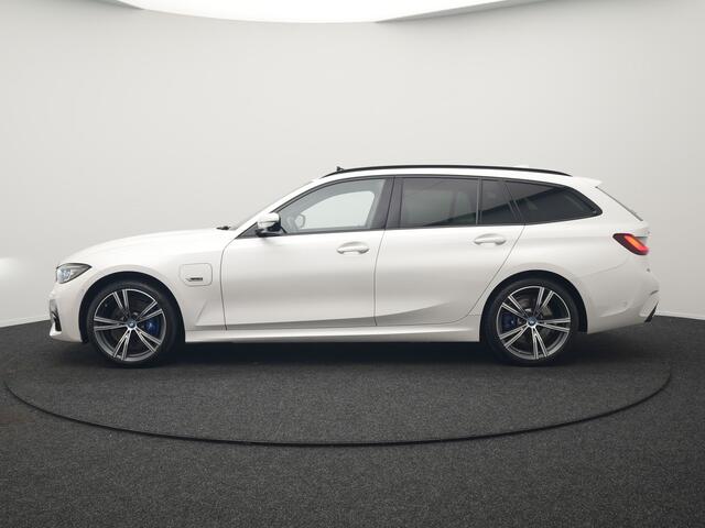 BMW 3-SERIE Touring 330e xDrive M Sport Plug In Hybrid 293pk Dealer O.H. PHEV | Panodak | Head Up | Adaptive Cruise | Laser LED | 360 Camera | Alcantara Sportstoelen Memory & Verwarmd | Sfeerverlichting | Apple Carplay | Keyless | Blis | Navigatie | Virtual | DAB